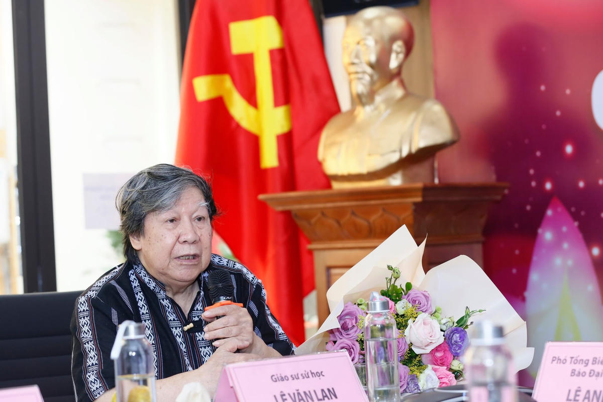 Giáo sư Lê Văn Lan chia sẻ về chánh tín và mê tín. Ảnh: Quang Vinh.