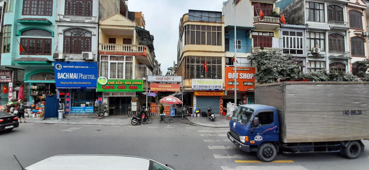 Chợ Cột 3 bị dừng hoạt động từ trưa ngày 4/2 do vi phạm nghiêm trọng các quy định trong công tác phòng, chống dịch Covid-19.
