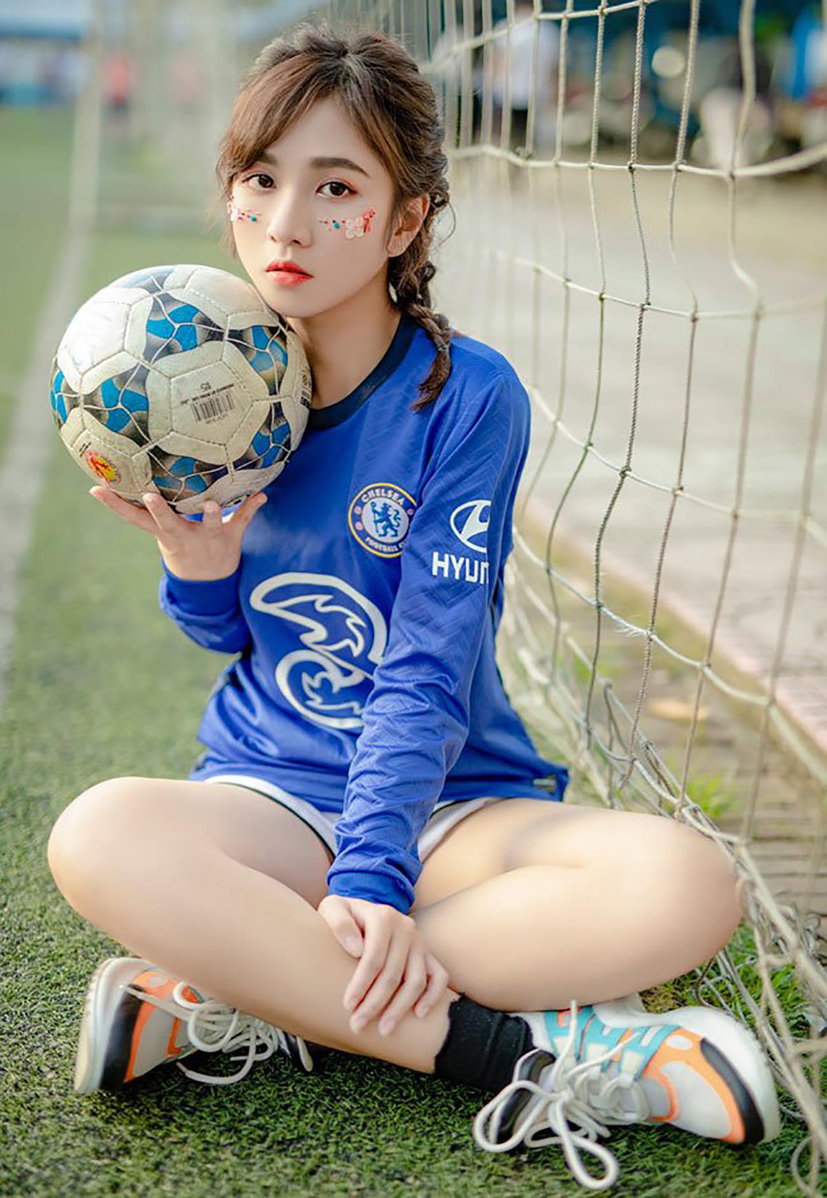 Là nữ thành viên của hội CĐV Chelsea tại Việt Nam từ năm 2013.