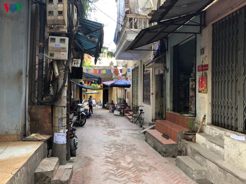 Bên trong làng Yên Thái là con đường lát gạch nghiêng dài gần 300 mét, theo người dân ở đây, tuy đã qua nhiều lần phải đào xới phục vụ cho việc cải tạo lại hệ thống điện, nước nhưng dân làng vẫn bảo vệ được nguyên trạng con đường đã hơn trăm tuổi này.