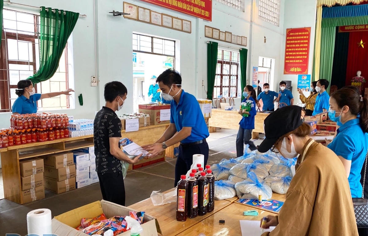 Công nhân nhận nhu yếu phẩm từ “Siêu thị 0 đồng”.