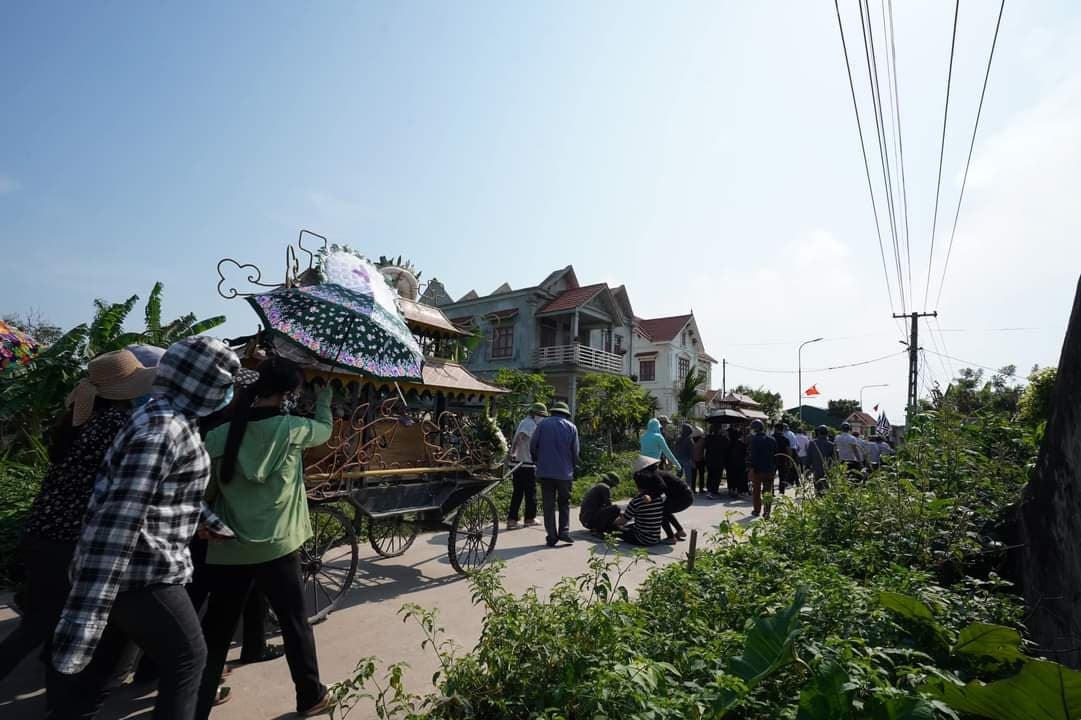 Sự đau thương bao trùm cả quãng đường đưa 2 cháu tới nơi an nghỉ cuối cùng.