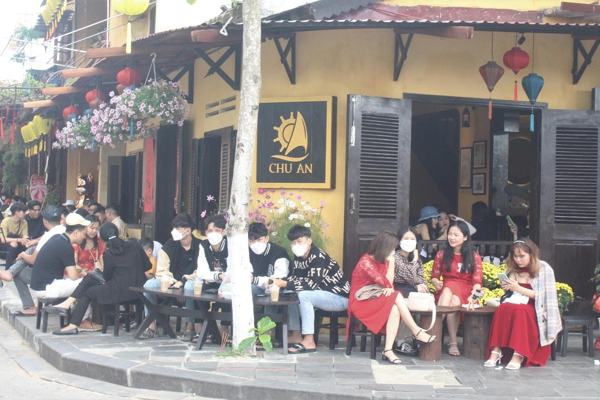Một góc phố cổ Hội An đông khách.