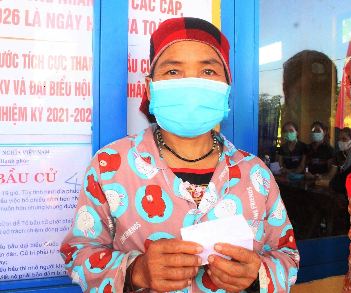 Bà Hiên Thị Chiên chia sẻ về bầu cử sớm ở địa phương.