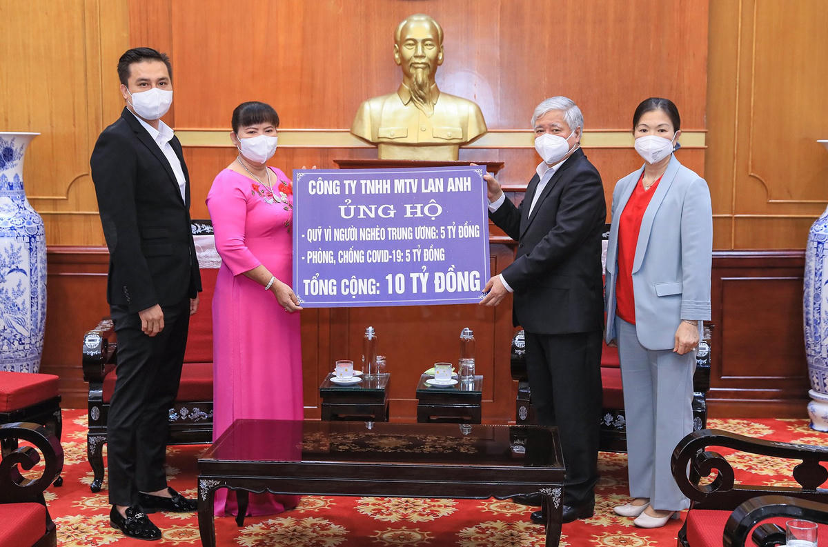 Bí thư Trung ương Đảng, Chủ tịch UBTƯ MTTQ Việt Nam Đỗ Văn Chiến tiếp nhận ủng hộ từ Công ty TNHH MTV Lan Anh.