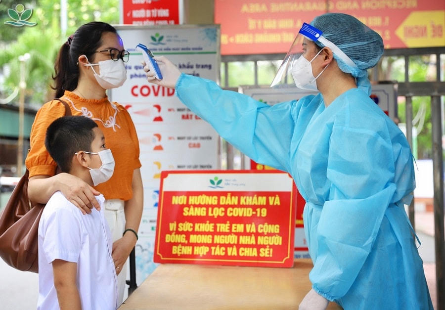 Kiểm tra thân nhiệt khi tới khám bệnh.                       Nguồn: BV Nhi Trung ương