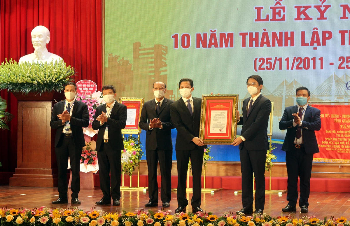 TX Quảng Yên đón nhận bằng công nhận Lễ hội Bạch Đằng là Di sản văn hóa phi vật thể Quốc gia. 