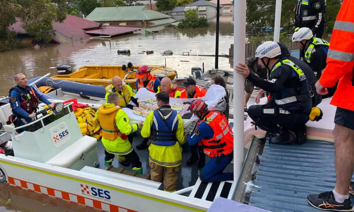 Quang cảnh từ trên mái nhà của trung tâm RSL LifeCare ở Lismore khi các cư dân được giải cứu. Ảnh: Billy Curry.
