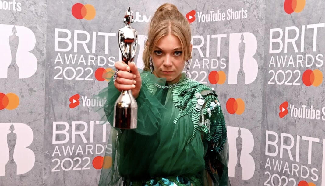 Becky Hill tạo dáng với chiếc cúp chiến thắng cho hạng mục Nghệ sĩ Dance do người hâm mộ bình chọn. Ảnh: Kate Green / Getty Images.