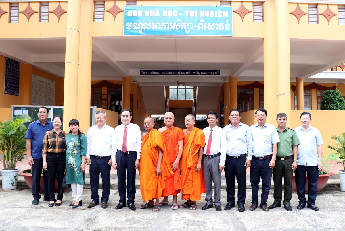 Phó Chủ tịch Thường trực Quốc hội, Chủ tịch UBTƯ MTTQ Việt Nam Trần Thanh Mẫn chụp hình lưu niệm với lãnh đạo tỉnh Sóc Trăng. 