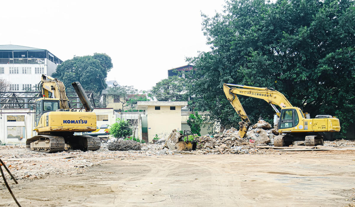 Do vậy, ngày 6/4, Ủy viên Bộ Chính trị, Bí thư Thành ủy Hà Nội Đinh Tiến Dũng đã có chỉ đạo về việc kiểm tra, xử lý hai công trình xây dựng tại số 61 Trần Phú (quận Ba Đình) và số 84 đường Láng (quận Đống Đa) ngay sau khi tiếp nhận thông tin phản ánh trên báo chí liên quan đến các công trình này.