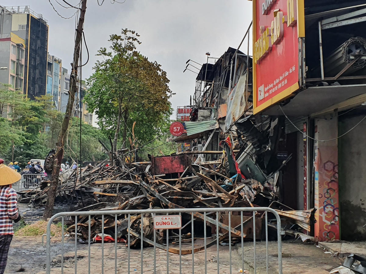 Sau khoảng 3 tiếng nỗ lực dập lửa, đám cháy đã được dập tắt, rất may không có thiệt hại gì về người.