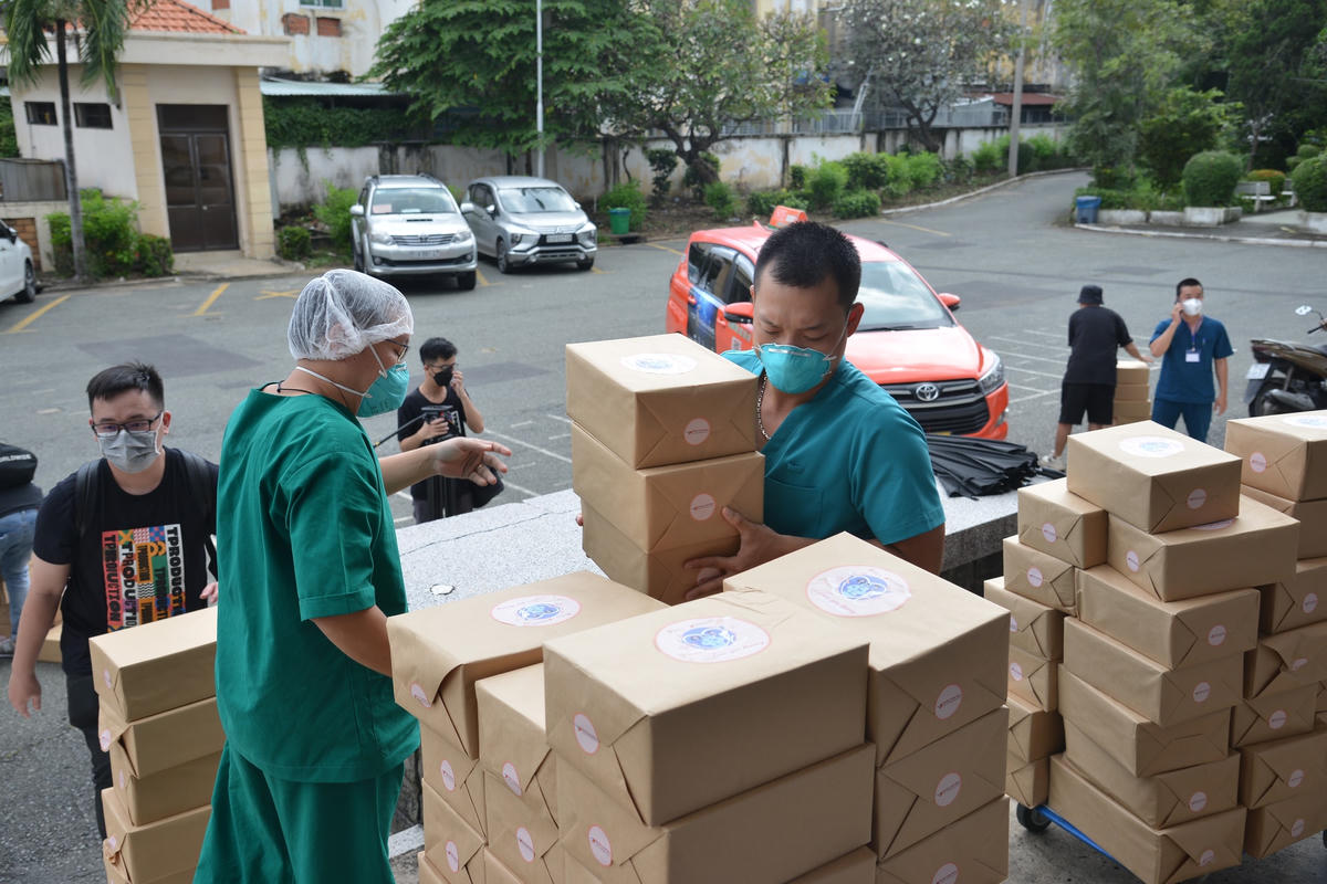 Nhiều món quà ý nghĩa từ chiến dịch được trao tặng cho đội ngũ y bác sĩ.