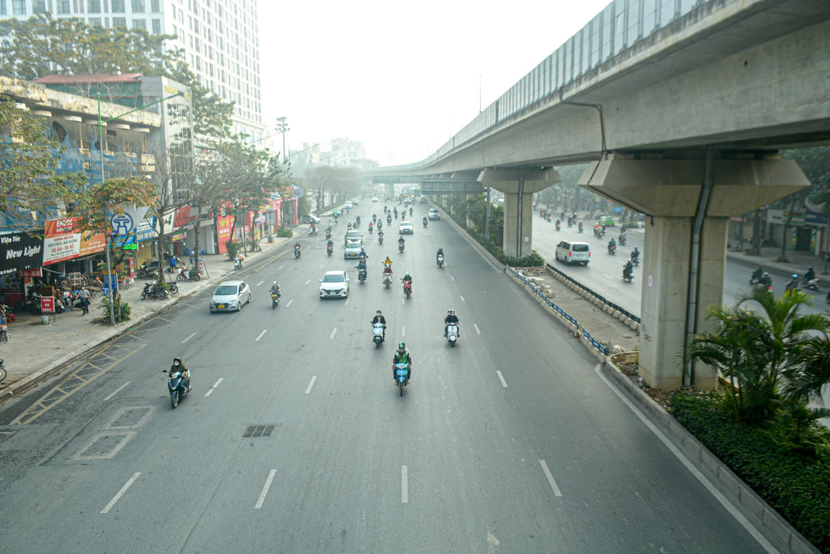 Vốn là tuyến đường giao thông huyết mạnh, nhưng tuyến đường Nguyễn Trãi chỉ có khá ít các phương tiện qua lại, đường phố vắng vẻ, thông thoáng như ngày Tết.