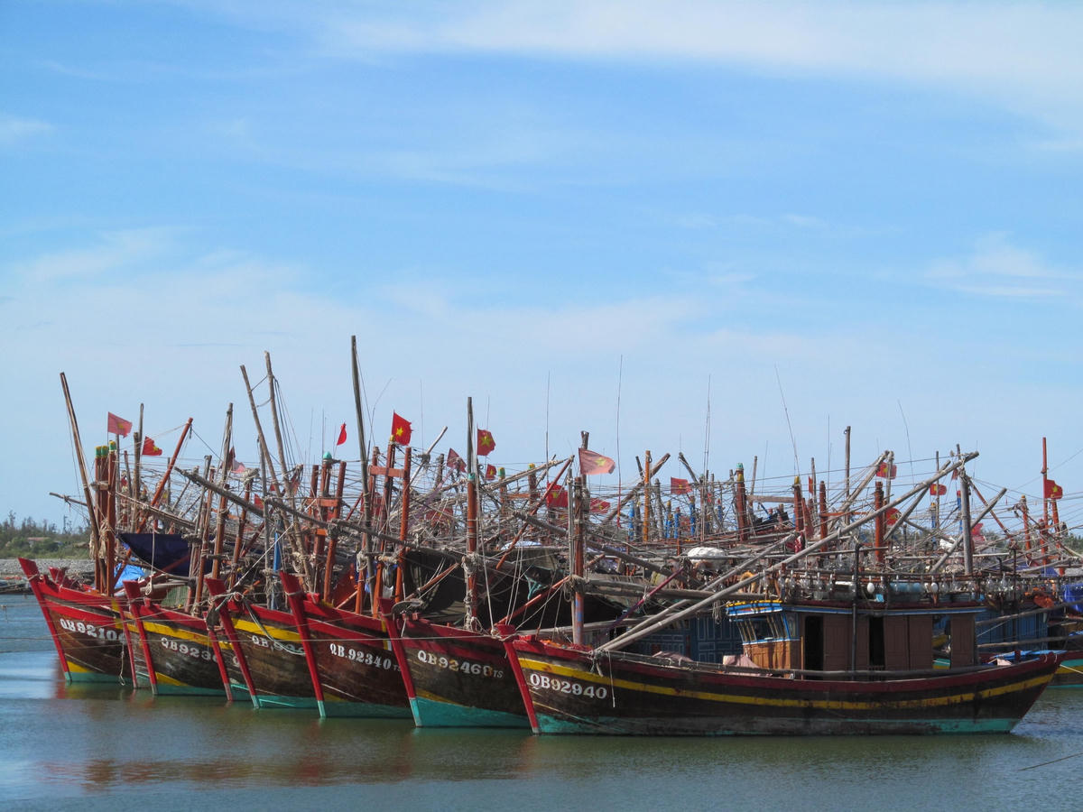 Tàu thuyền neo đậu tại âu thuyền cửa Gianh.