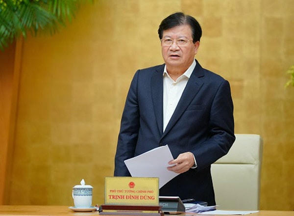 Phó Thủ tướng Trịnh Đình Dũng báo cáo về tình hình ứng phó với thiên tai tại các tỉnh miền Trung. Ảnh: VGP/Quang Hiếu.