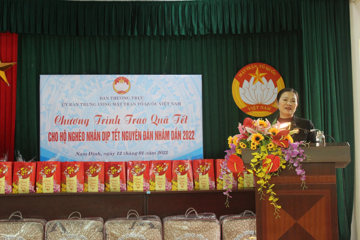 Phó Chủ tịch Trương Thị Ngọc Ánh phát biểu, chia sẻ tại buổi trao tặng quà.