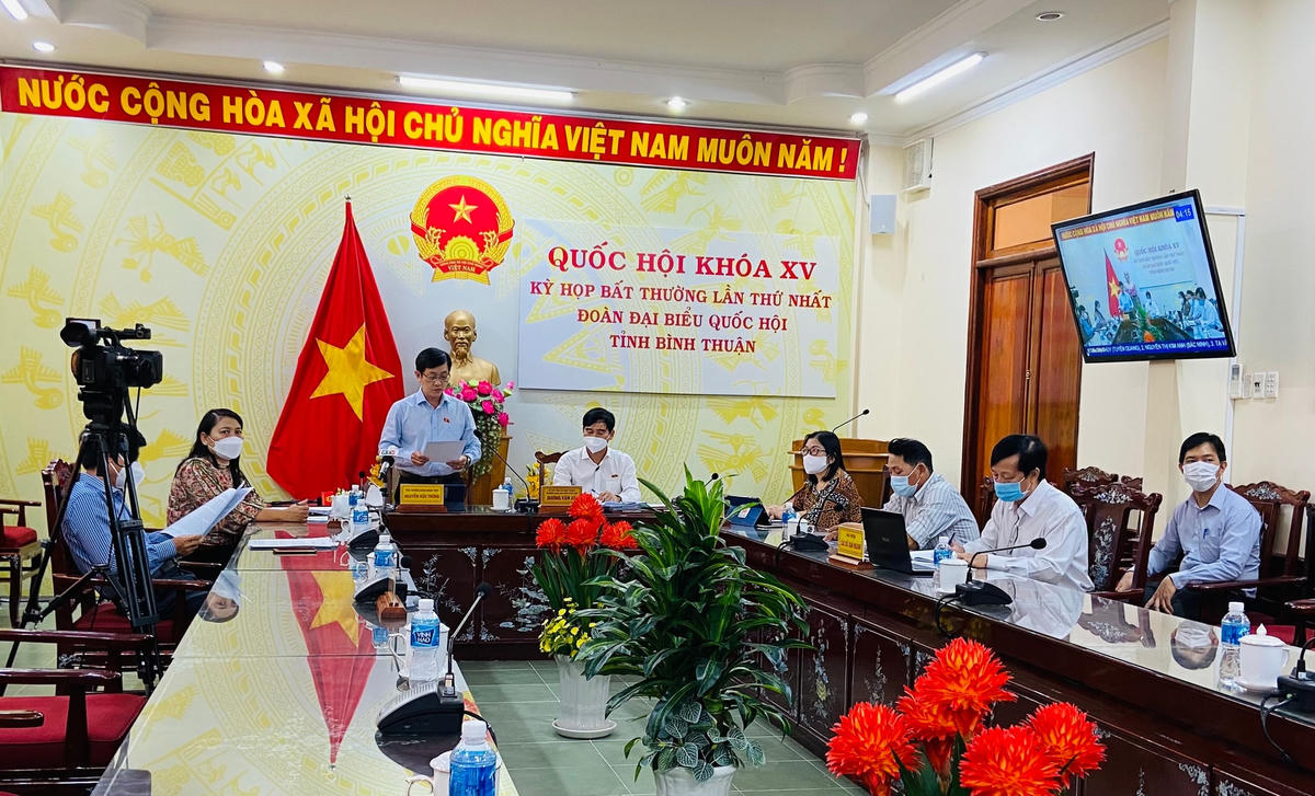 Đoàn ĐBQH tỉnh Bình Thuận thảo luận tại tổ.    Nguồn: Quochoi.vn