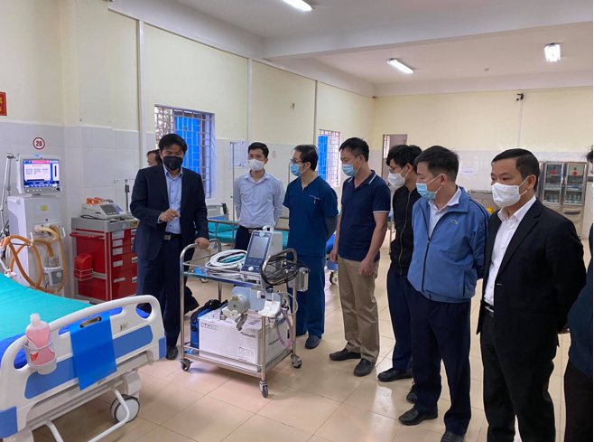 Các kỹ sư, bác sĩ làm việc xuyên đêm để trong 18 giờ đã cơ bản thiết lập xong bệnh viện dã chiến Điện Biên Phủ. Nguồn: Ngọc Khanh.