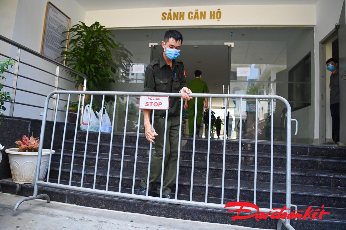 Trong buổi sáng ngày 9/7, lực lượng chức năng lập rào chắn tại khu chung cư để lực lượng y tế tiến hành các biện pháp phòng, chống dịch. Ảnh: Quang Vinh. 