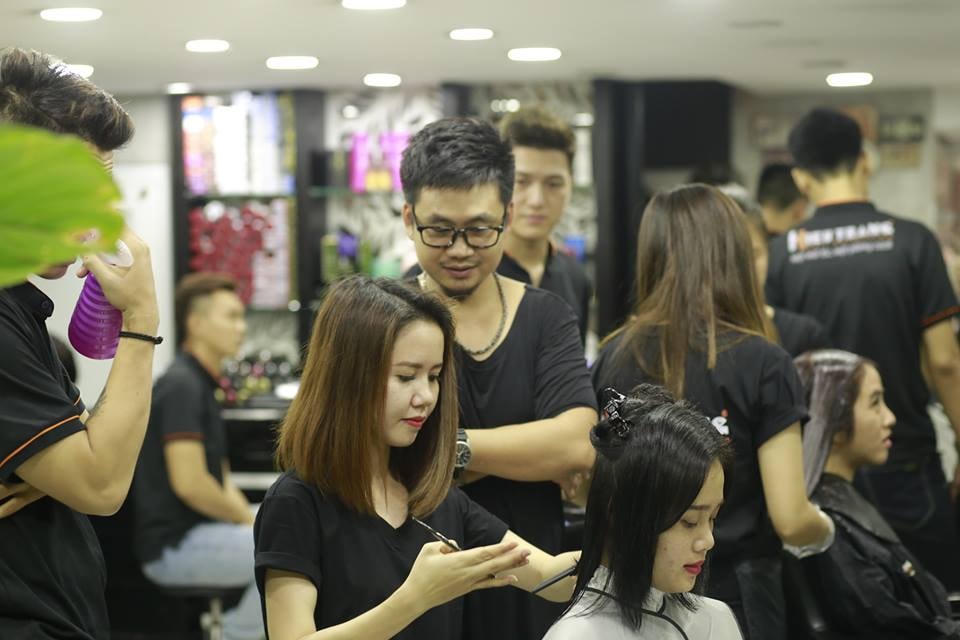 Quán cắt tóc, gội đầu được phép mở cửa từ 0h ngày 15/9 nhưng mỗi lượt không đón quá 2 khách.