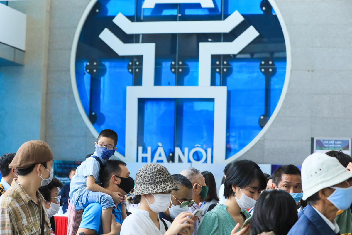 Người dân thủ đô đã xếp hàng từ rất sớm đợi đến 9h sáng nay để được trải nghiệm trên chuyến tàu trên cao đầu tiên ở Hà Nội chạy từ ga Cát Linh đến ga Yên Nghĩa.