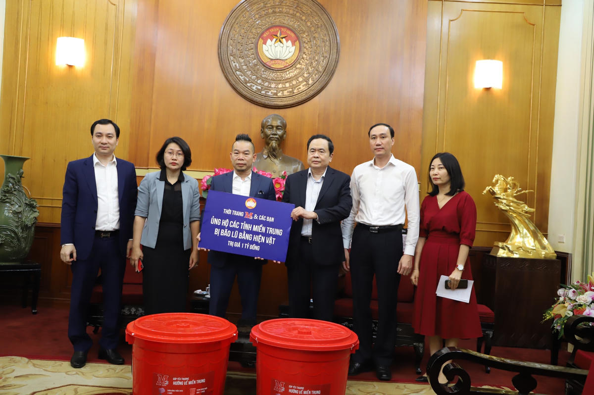 Chủ tịch Trần Thanh Mẫn tiếp nhận hiện vật ủng hộ từ Thời trang M2 và các bạn.