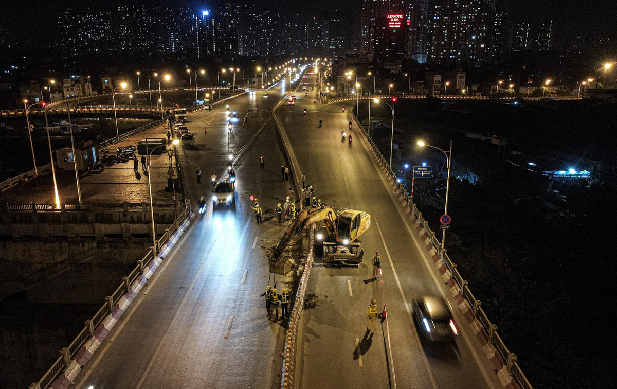 Theo Ban QLDA Đầu tư xây dựng công trình giao thông TP Hà Nội (Ban Giao thông), sau khi được Sở GTVT Hà Nội cấp giấy phép thi công, từ 22h ngày 26/3, đơn vị này bắt đầu tổ chức rào chắn, phân luồng tổ chức giao thông, phục vụ thi công tháo dỡ cầu và thi công phần trên từ trụ T17HLA đến trụ T18HL, thuộc dự án đầu tư xây dựng cầu Vĩnh Tuy 2.