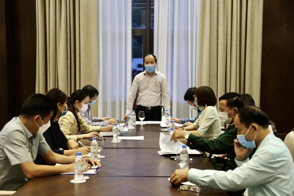 Đoàn thanh tra tiến hành công bố quyết định thanh tra việc chấp hành các quy định của pháp luật trong hoạt động phòng, chống dịch tại Khách sạn FLC Grand Hạ Long. Ảnh: HH.
