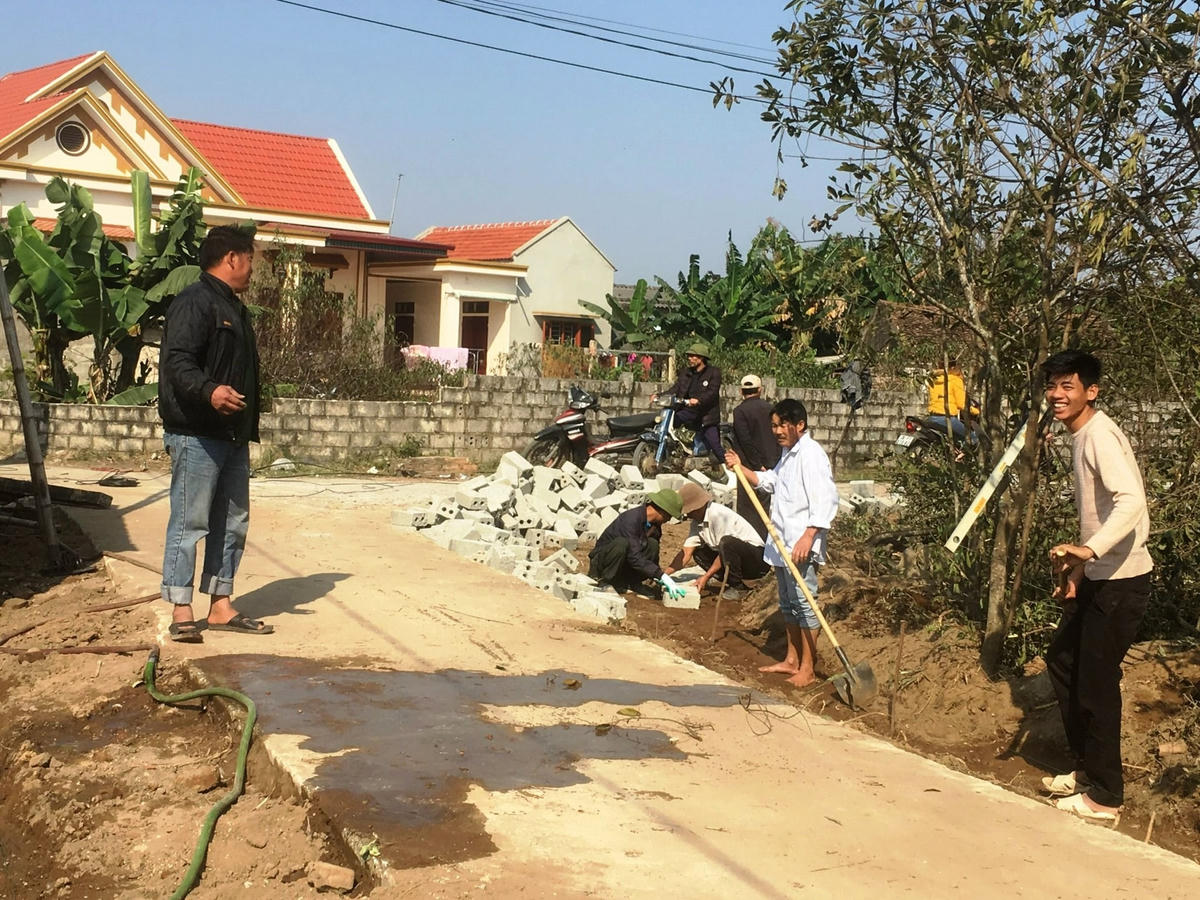   Bà con xóm Giữa hào hứng trong những ngày bắt tay xây dựng nông thôn mới.