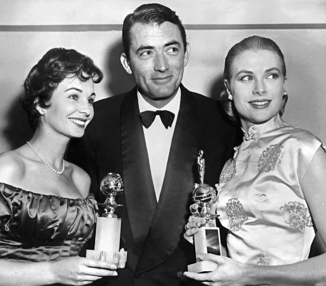 Nữ diễn viên Grace Kelly mặc một chiếc váy lấy cảm hứng từ châu Á tới lễ trao giải Quả cầu vàng năm 1956.  