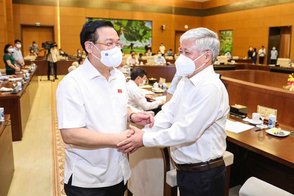 Chủ tịch Quốc hội Vương Đình Huệ và Chủ tịch UBTƯ MTTQ Việt Nam Đỗ Văn Chiến.