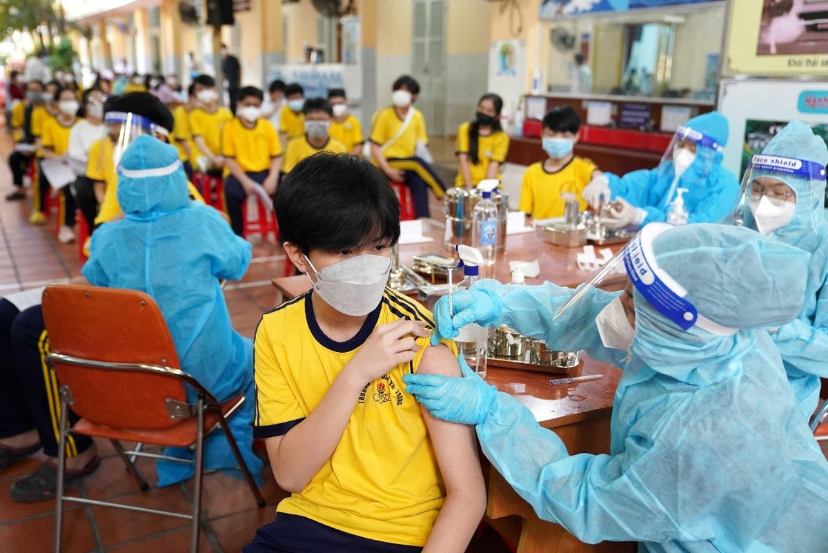 Tổ chức tiêm vắc xin phòng Covid-19 cho học sinh tại trường THCS Hai Bà Trưng, Quận 3, TPHCM (Ảnh: HCDC).