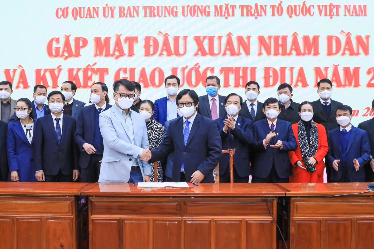 Đại diện lãnh đạo, Công đoàn Báo Đại Đoàn Kết tham gia ký giao ước thi đua năm 2022.