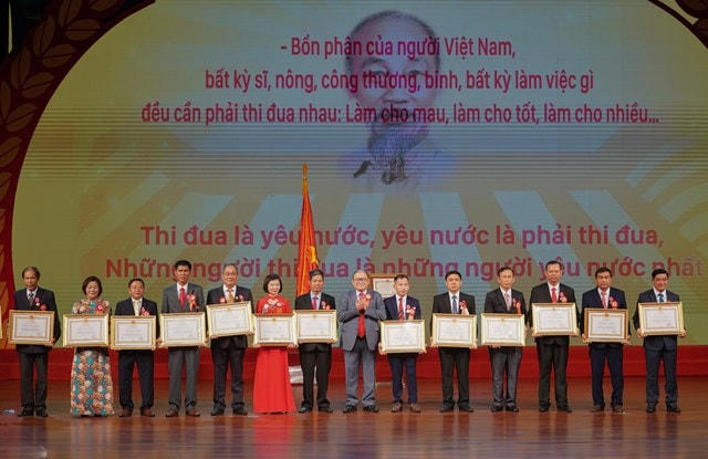 Chủ tịch Hội Nông dân Việt Nam Thào Xuân Sùng trao Bằng khen cho các nông dân tiêu biểu. Ảnh: Quang Hiếu.