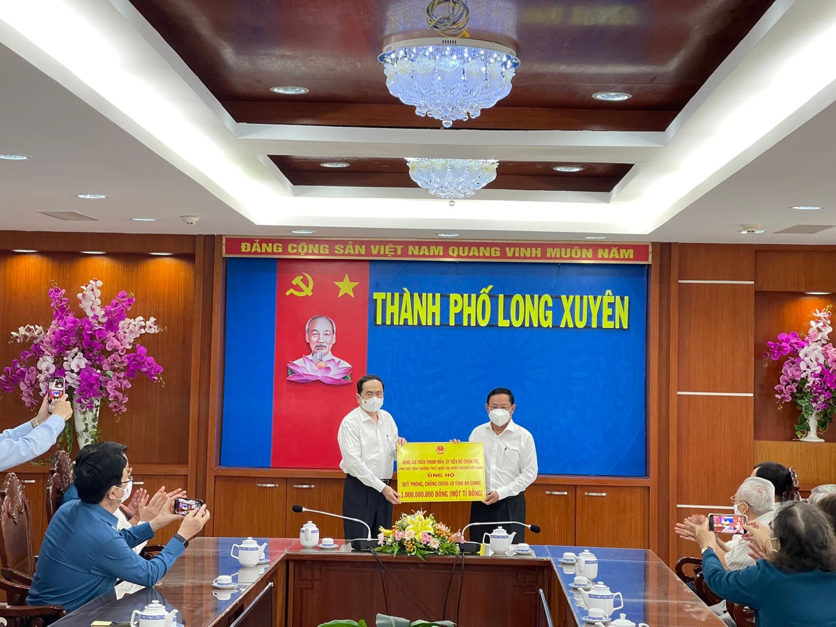 Phó Chủ tịch Thường trực Quốc hội Trần Thanh Mẫn trao tặng tỉnh An Giang 1 tỷ đồng hỗ trợ công tác phòng, chống dịch Covid-19.