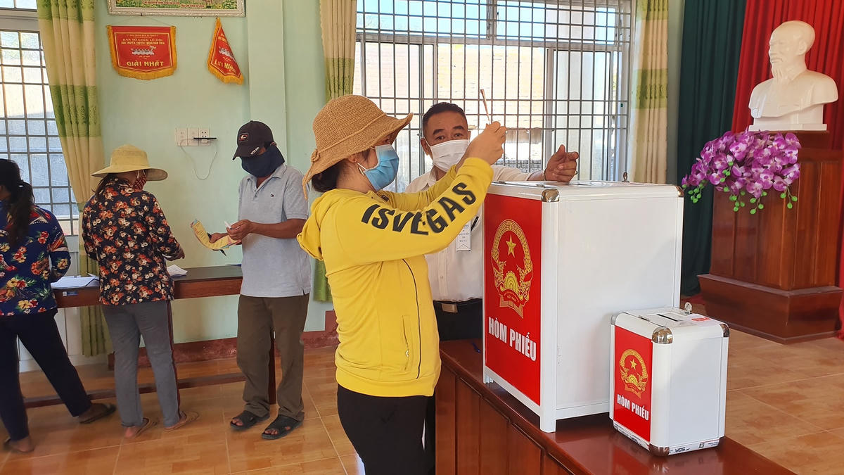 Người dân phấn khởi được thực hiện quyền và nghĩa vụ công dân của mình