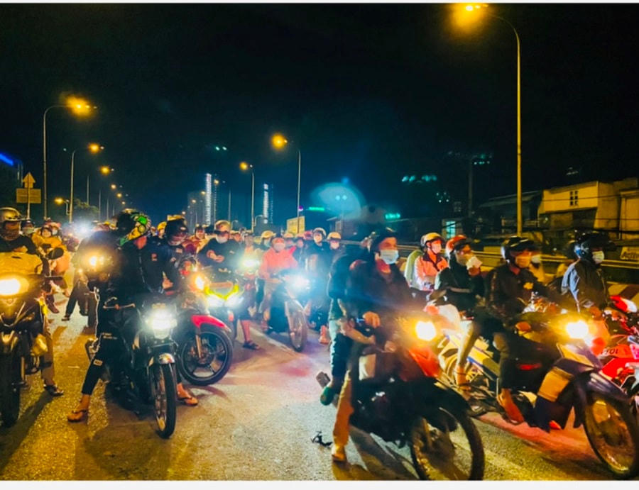 Nhiều phương tiện cá nhân nối đuôi nhau về quê trong đêm. (ảnh S.H.).