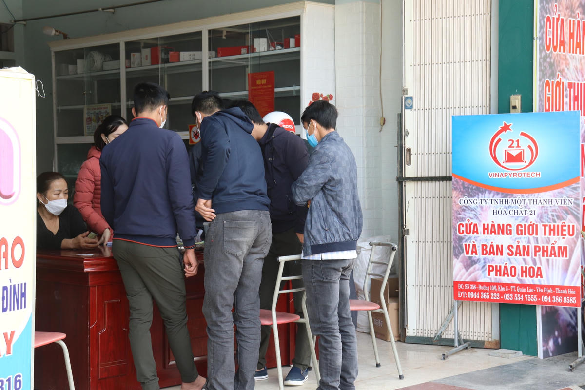 Anh Nguyễn Văn Long (xã Vĩnh Hùng, huyện Vĩnh Lộc) cho biết, sau khi nghe tin ở thị trấn Quán Lào có bán pháo hoa không tiếng nổ, anh đã di chuyển khoảng 20km qua đây mua pháo. "Mọi năm không dám chơi pháo vì nhà nước cấm. Giờ thì tốt hơn rồi, nhà nước đã cho bán một số loại pháo để chơi Tết nên tôi phải qua mua ngay không thì hết mất", anh Long chia sẻ.