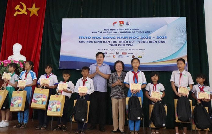 Bà Trương Mỹ Hoa, Chủ tịch Quỹ học bổng Vừ A Dính, Chủ nhiệm CLB Vì Hoàng Sa - Trường Sa thân yêu và ông Trần Hữu Thế, Chủ tịch UBND tỉnh Phú Yên trao học bổng cho các em học sinh tại Phú Yên.