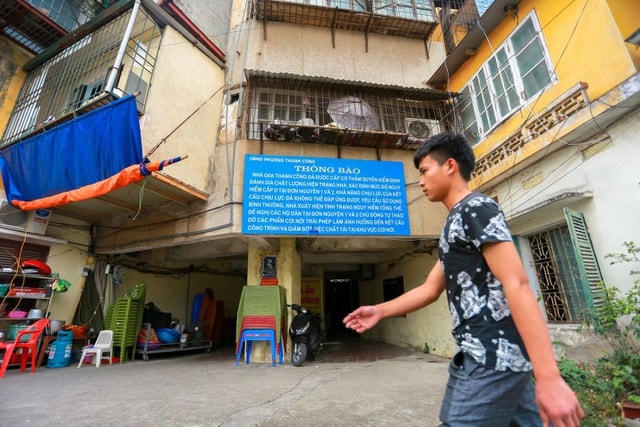 Toà nhà G6A Khu tập thể Thành Công (Hà Nội) bị đánh giá ở mức độ D – mức độ nguy hiểm nhất cần phải di dời đi tuy nhiên cho đến nay việc cải tạo, xây dựng công trình này vẫn "giậm chân tại chỗ". Ảnh: Vũ Đức Anh.