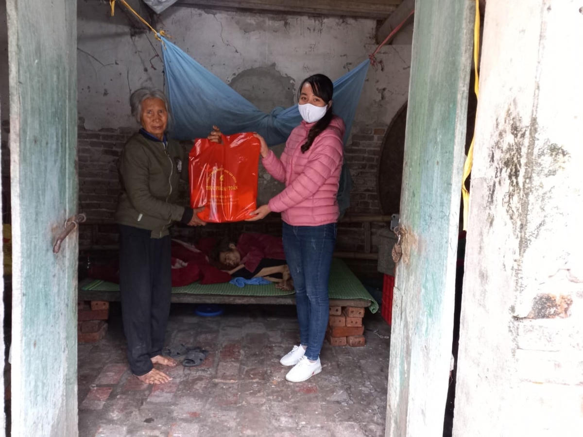 [ẢNH] Vụ Bản, Nam Định: Trước Tết, Hội phụ nữ tìm đến các cụ già neo đơn 
