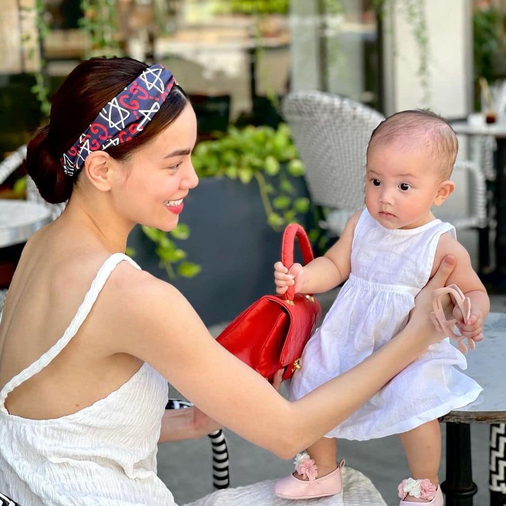 Hồ Ngọc Hà chia sẻ khoảnh khắc đáng yêu với con gái Lisa, không quên nhắc đến hoạt động từ thiện ủng hộ công tác phòng, chống dịch Covid-19 tại Bắc Giang: "Hôm qua mấy má con và các cô chú vừa kịp ủng hộ 1.000 bộ quần áo bảo hộ cho các bác sĩ, y tá ở Bắc Giang. Cầu mong chúng ta được quay trở lại nhịp sống bình thường bình an và không ai phải xa lìa người thân của mình".