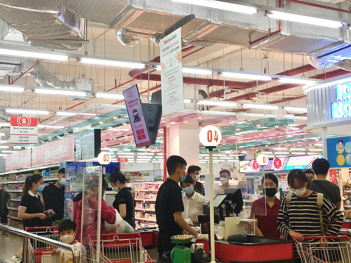 Tình trạng người dân chờ thanh toán tại quầy nhưng không thực hiện giãn cách theo đúng quy định.