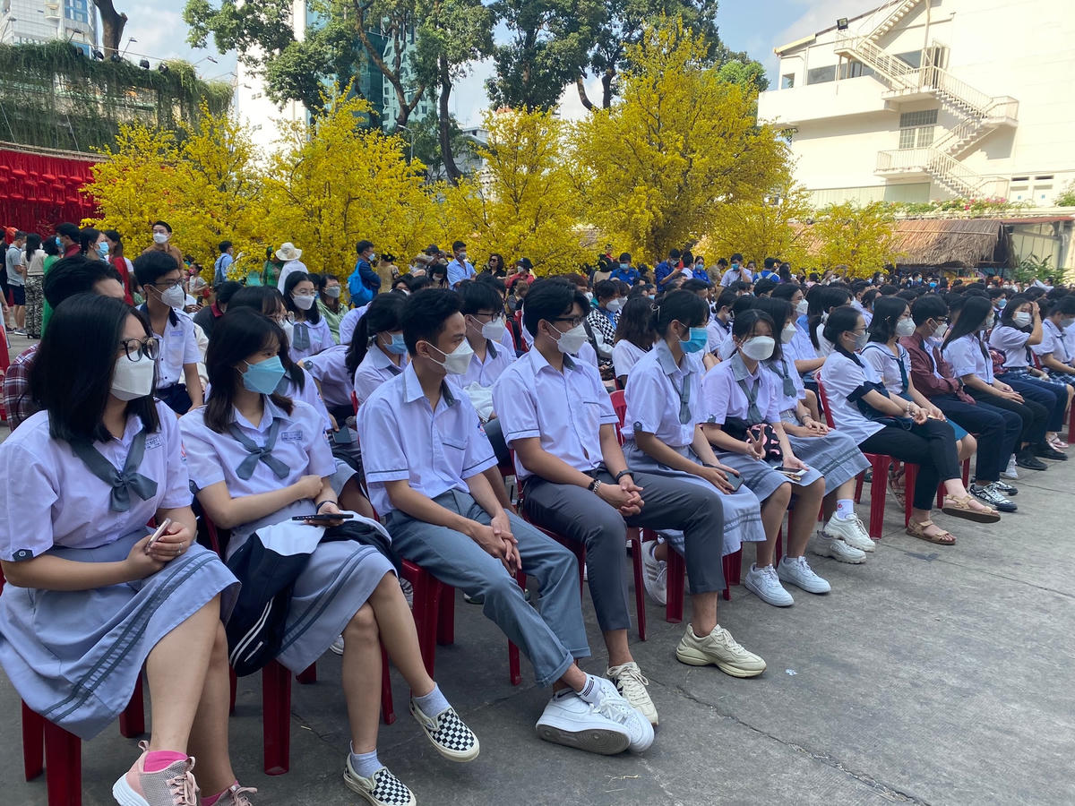 Học sinh tham dự sự kiện và nhận quà Tết, lì xì.