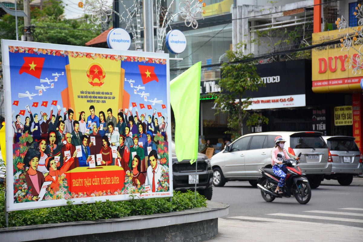 Một pano lớn tuyên truyền bầu cử được đặt trong lòng thành phố.