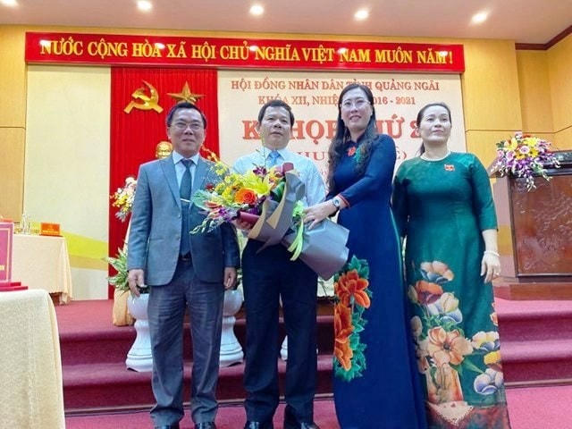 Ông Đặng Văn Minh (cầm hoa) trong lần được bầu giữ chức Chủ tịch UBND tỉnh Quảng Ngãi.