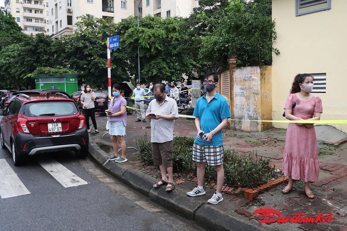 Nhiều phụ huynh lo lắng cho con em mình, chờ ngay tại địa điểm thi. Ảnh: Quang VInh.