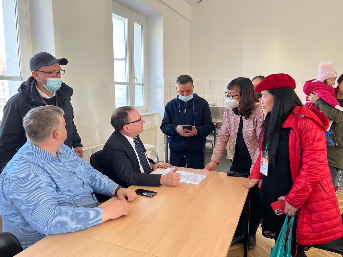 Cán bộ Đại sứ quán Việt Nam tại Đức và Hội đoàn người Việt kiến nghị với lãnh đạo Trung tâm tiếp nhận thành phố Eisenhüttenstadt tăng cường hỗ trợ pháp lý cho người Việt lánh nạn.  Ảnh: NVCC.