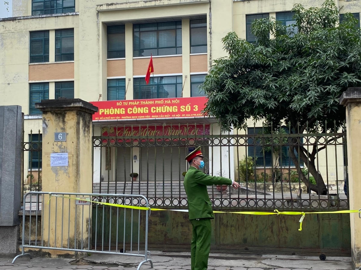 Văn phòng công chứng số 3 tại phố Duy Tân bị phong toả. Ảnh: Lan Anh.